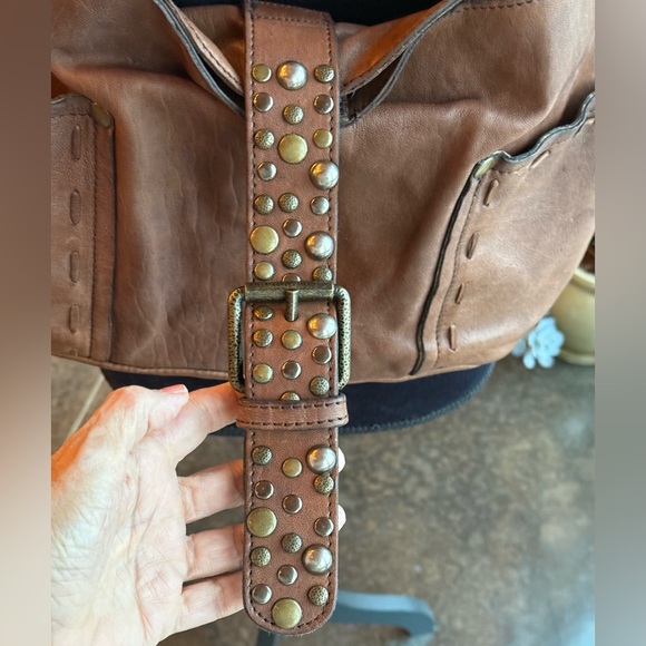 Patricia Nash Cobblestone Urbino shoulderbag. Studded strap closure, distressed - Picture 5 of 16